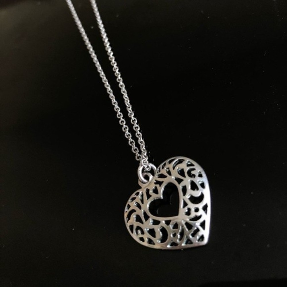 Heart pendant necklace